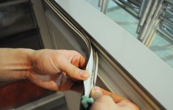 Tủ lạnh có mùi khét do gioăng cao su bị hỏng và nóng lên