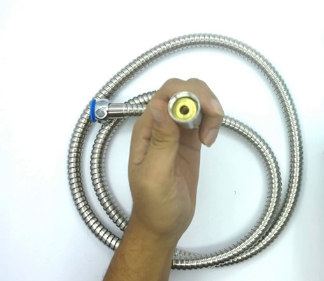 Tháo nút bịt đầu ống dẫn ra để tiến hành lắp ron và củ sen