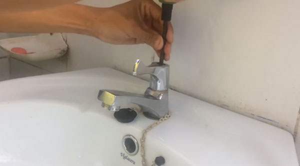 Cách tháo vòi nước bồn rửa mặt để sửa chữa, thay mới