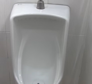 Lắp vòng đệm và cố định tiểu