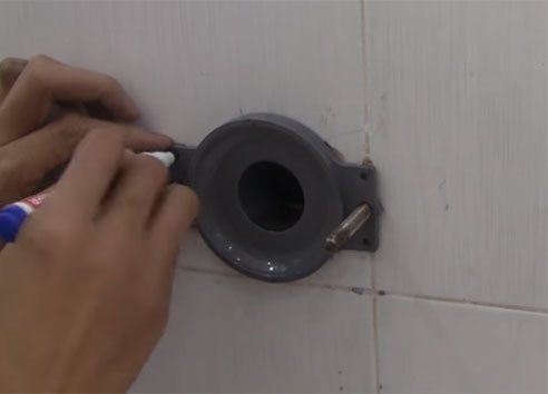 Lắp mặt bích gắn tường