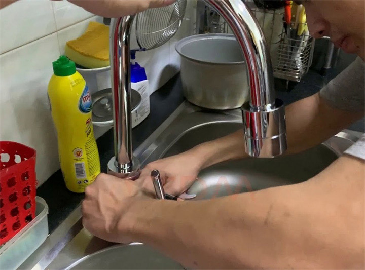 Nguyên nhân vòi nước rửa chén bị rỉ