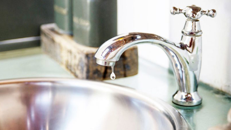 Vòi rửa chén bị rỉ nước do đâu?