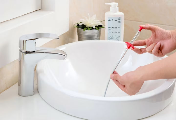 Cách thông tắc bồn rửa mặt bằng dây lò xo thông cống