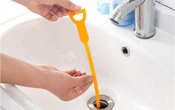 Cách thông bồn rửa mặt bằng dụng cụ xương cá