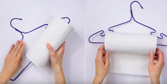 Tại điểm vừa cắt, bạn uốn nhẹ hai thanh móc ra, nhét cuộn giấy vệ sinh có lõi vào