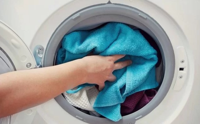Lập tức lấy đồ sau khi kết thúc chu trình để tránh sấy quần áo bị co