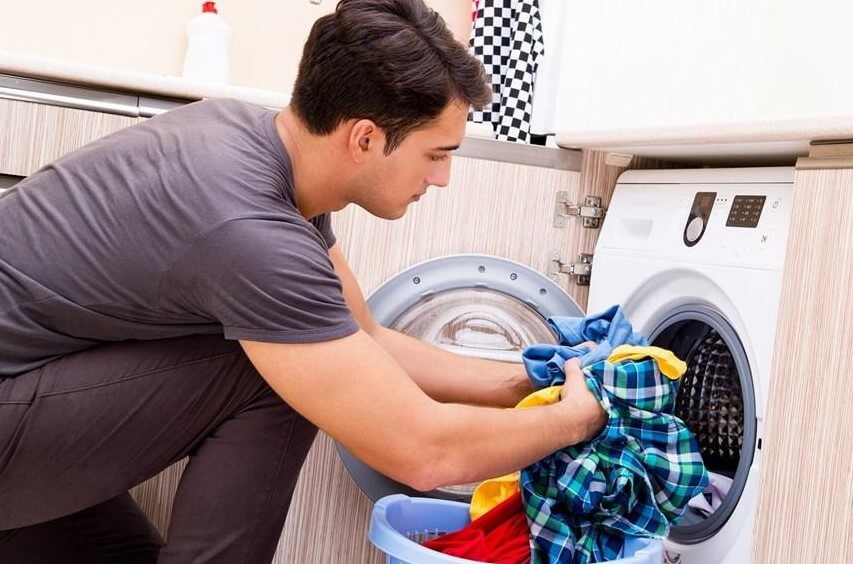 Sửa máy giặt không đóng được cửa bằng cách bỏ bớt lượng đồ giặt