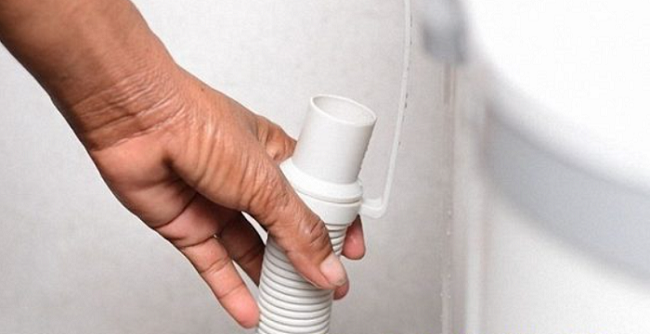 Cọ rửa ống thoát nước của máy giặt