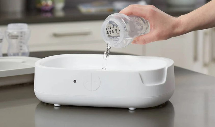 Đổ 100ml nước vào khay chứa nước