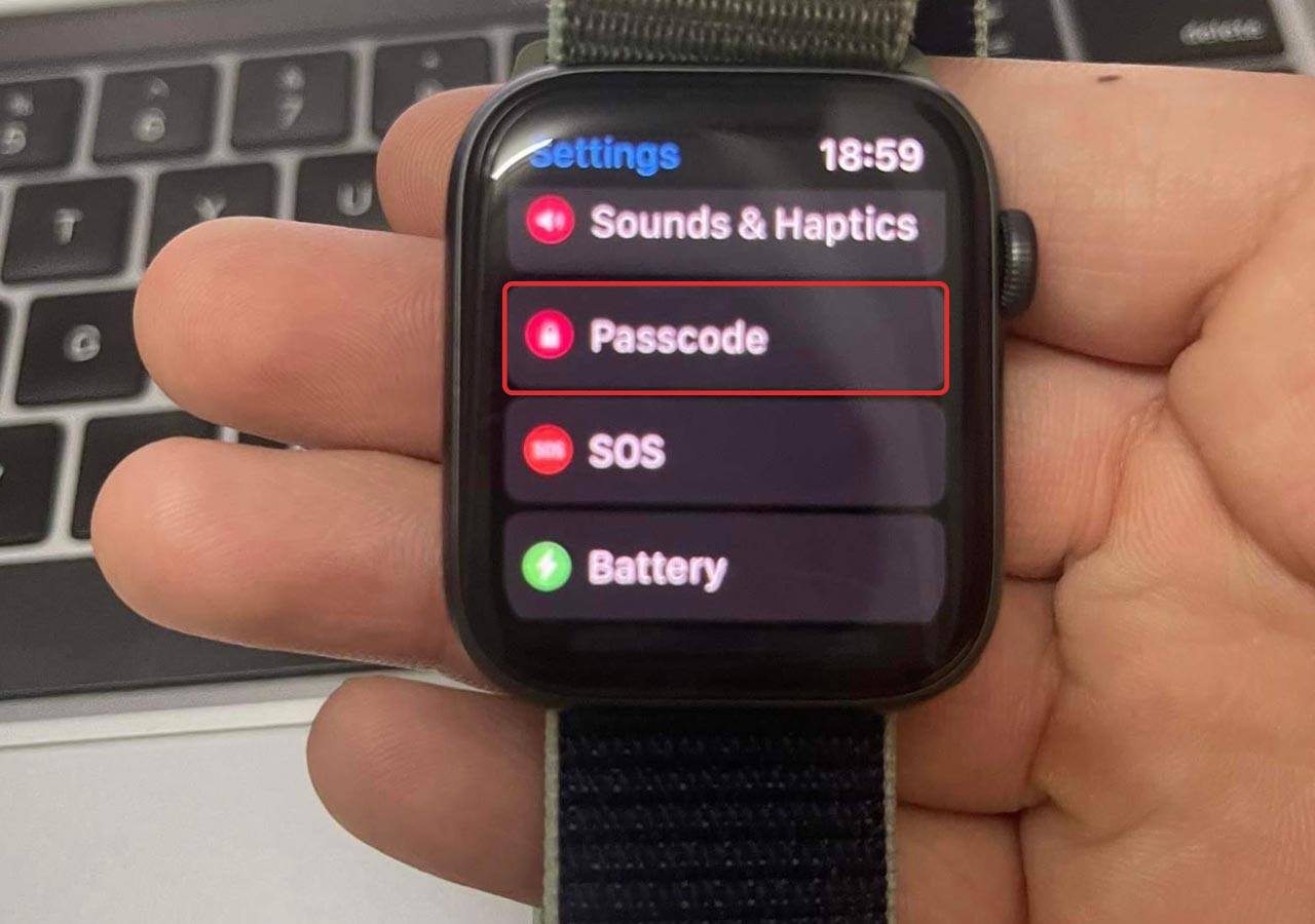 Mở ứng dụng Cài đặt trên đồng hồ → Nhấn vào Mật mã → Nhập mật khẩu cho Apple Watch của bạn