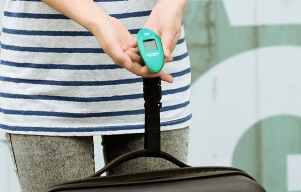Cách cân hành lý bằng loại cân hành lý cầm tay