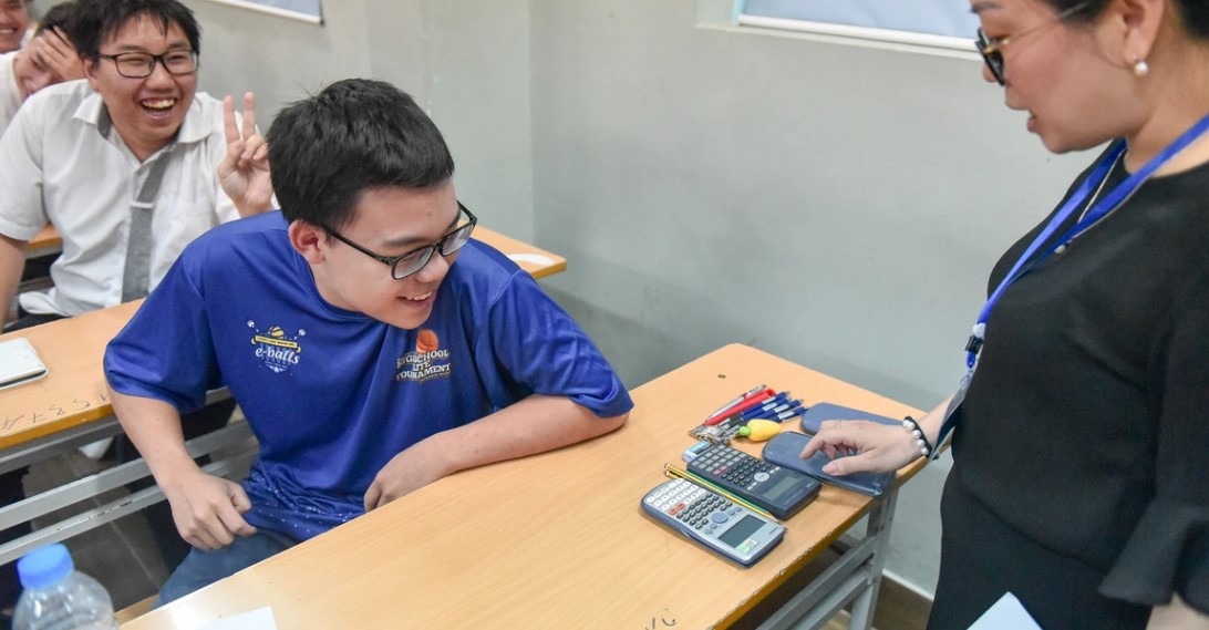Có được mang 2 máy tính vào phòng thi không?