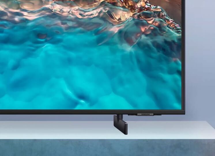 Thiết kế chân đế có thể điều chỉnh chiều cao của tivi Samsung CU8000