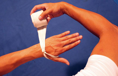 Cách quấn băng tay boxing chuẩn như võ sĩ chuyên nghiệp