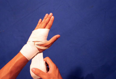 Cách quấn băng tay boxing chuẩn như võ sĩ chuyên nghiệp