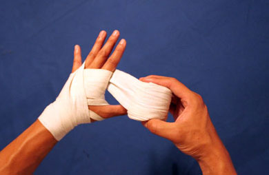 Cách quấn băng tay boxing chuẩn như võ sĩ chuyên nghiệp