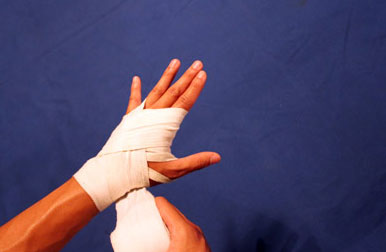 Cách quấn băng tay boxing chuẩn như võ sĩ chuyên nghiệp