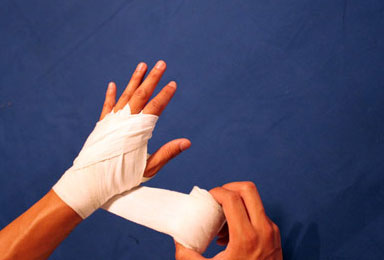 Cách quấn băng tay boxing chuẩn như võ sĩ chuyên nghiệp