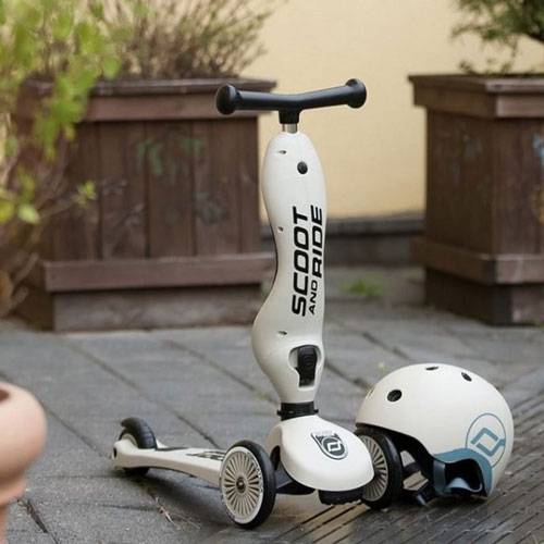 Giúp bé làm quen với xe scooter