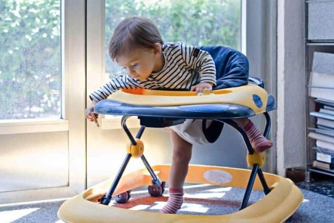 Cho bé ngồi xe tròn tập đi sớm có tác hại gì?