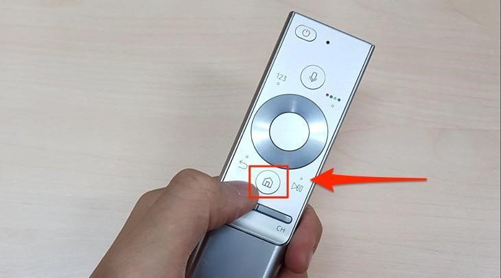 Trên remote (điều khiển từ xa) của tivi, bạn nhấn vào biểu tượng hình ngôi nhà để truy cập vào màn hình giao diện trên tivi Samsung