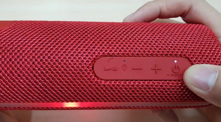 Tại loa Bluetooth, bạn nhấn giữ nút nguồn Pairing để loa phát ra tín hiệu sẵn sàng kết nối