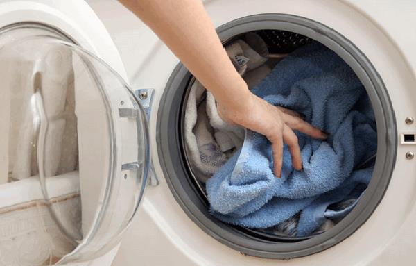 Trải đều quần áo trong lồng giặt để tránh máy giặt LG kêu tít tít liên tục