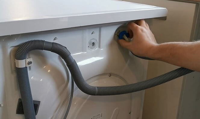 Sửa máy giặt Electrolux nháy đèn Start do van cấp nước bị tắc, bẩn