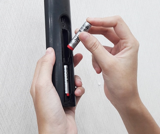  Kiểm tra remote khi thấy tivi bị loạn kênh, nhảy kênh