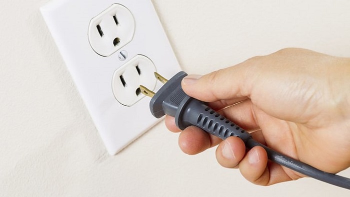 Rút nguồn và khởi động lại tivi