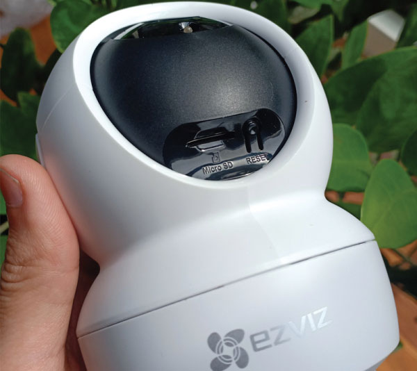 Cách lắp thẻ nhớ vào camera Ezviz