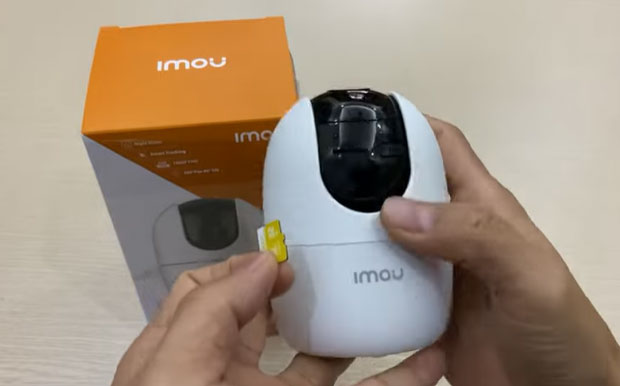 Cách lắp thẻ nhớ vào camera IMOU