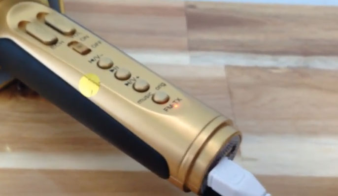 Cách sạc pin micro karaoke Bluetooth