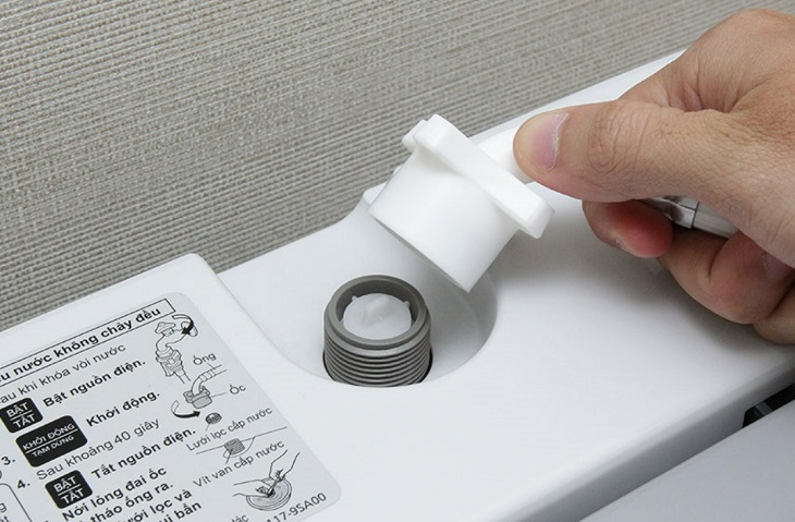 Máy giặt kêu tít tít liên tục do tắc van cấp nước