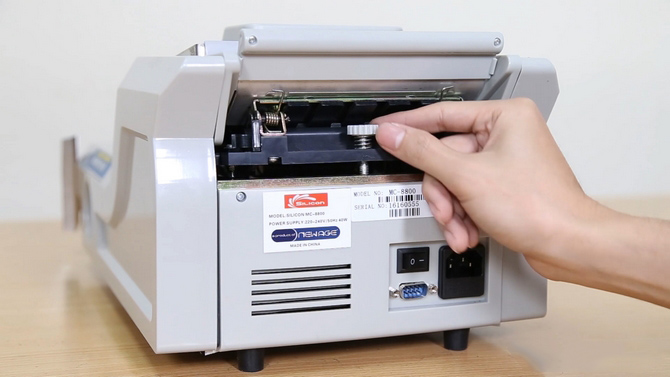 Khay của máy đếm tiền quá chặt