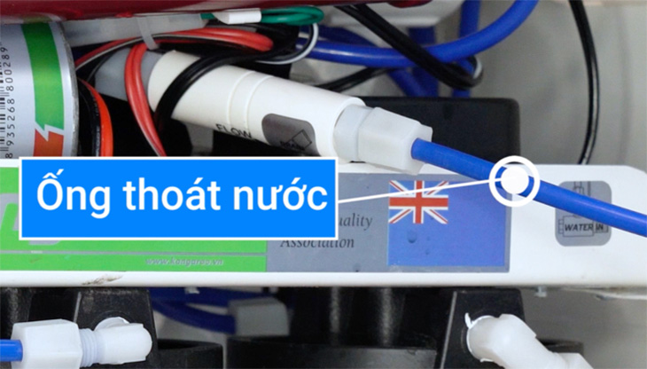 Lắp ống thoát nước vào máy lọc nước