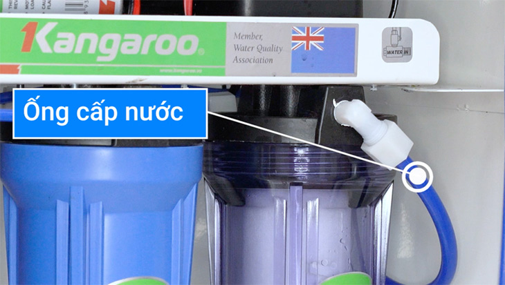Lắp ống cấp nước cho máy lọc nước theo đúng vị trí mà máy đã thiết kế, có trên tờ hướng dẫn sử dụng