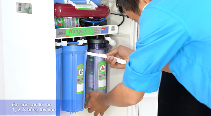 Tháo cốc lọc 1, 2, 3 của máy lọc nước
