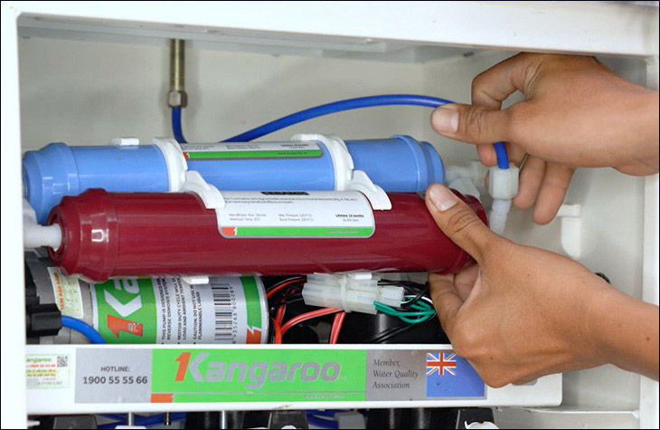 Lắp dây dẫn nước vào các lõi bổ sung khoáng chất