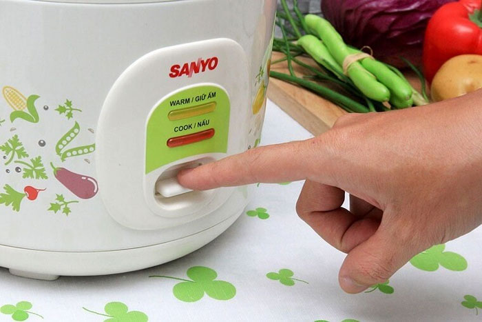 Nồi cơm điện bị nhảy sớm do thói quen thường xuyên bật nút Cook