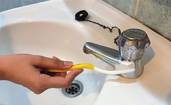 Cách tẩy cặn canxi bằng kem đánh răng