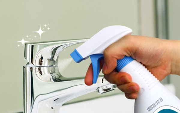 Cách làm sạch cặn canxi bằng dung dịch tẩy cặn canxi chuyên dụng