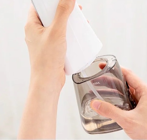 Đổ bỏ lượng nước thừa trong bình chứa sau mỗi lần sử dụng