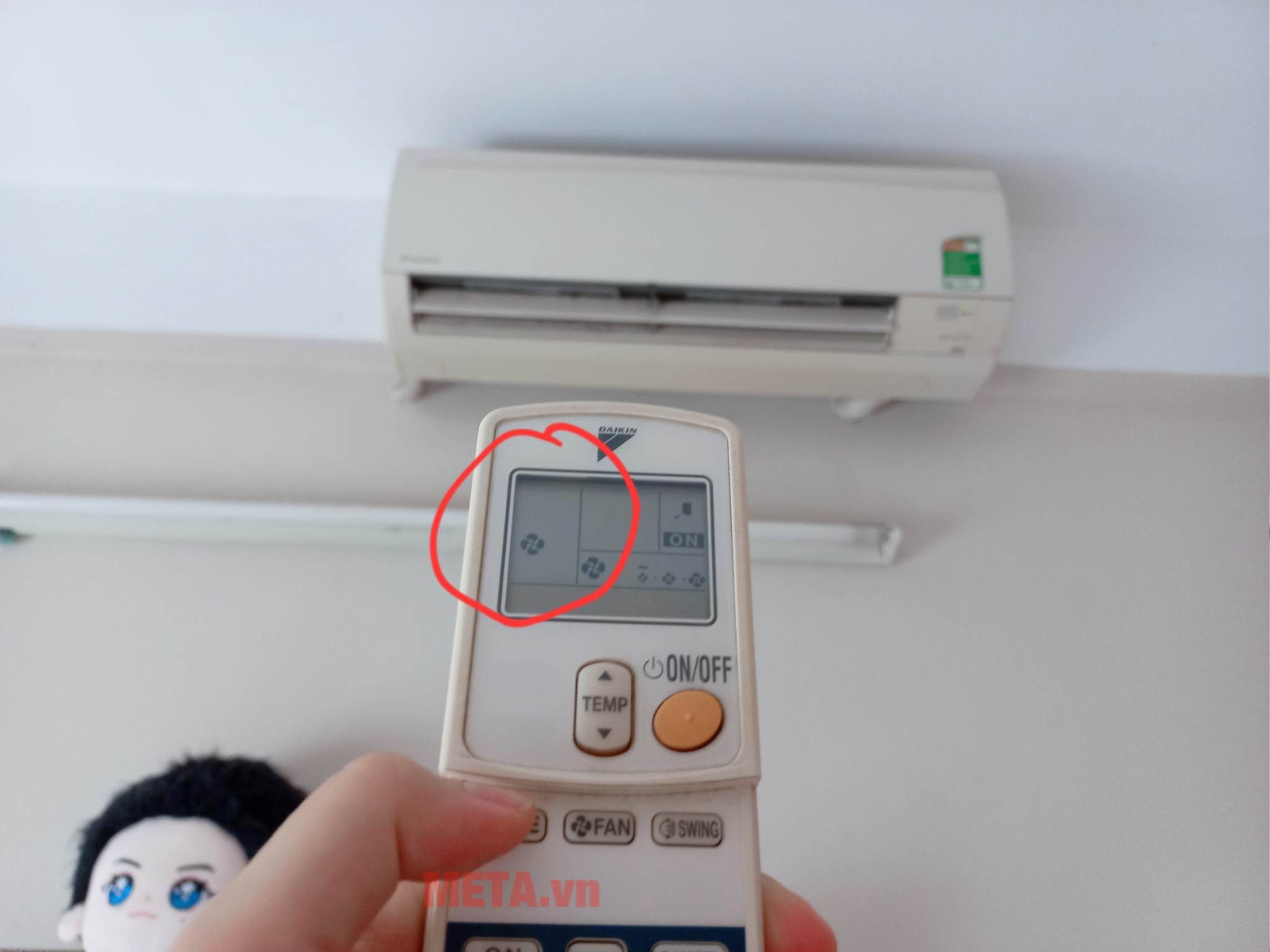 Bấm nút MODE trên remote điều hòa cho đến khi biểu tượng quạt hiện lên.