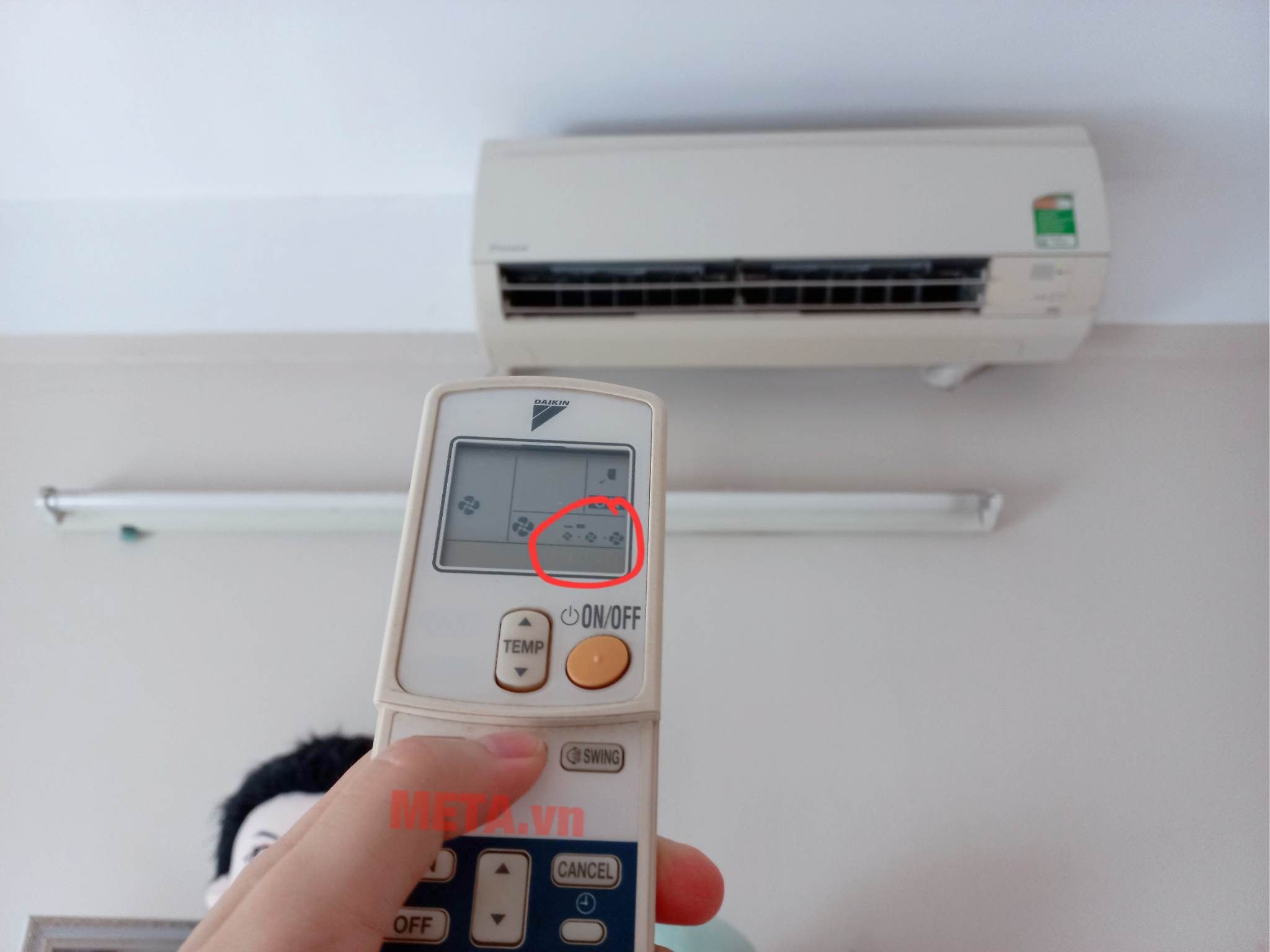 Bấm nút FAN/FAN SPEED trên điều hòa nhiều lần để thay đổi tốc độ và cường độ gió.