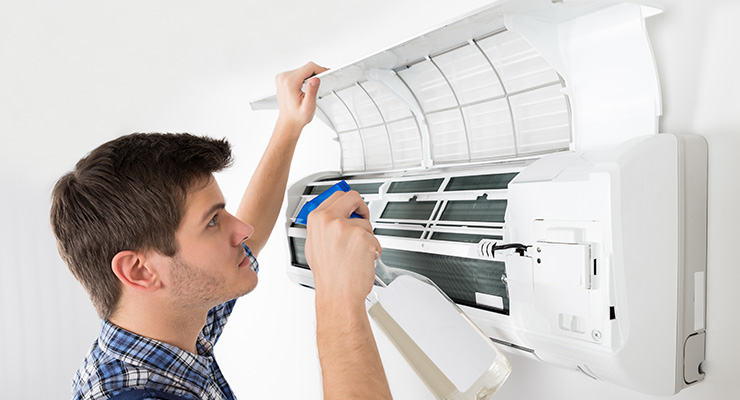 Vệ sinh điều hòa để xử lý điều hòa Sharp tự tắt do quá bẩn