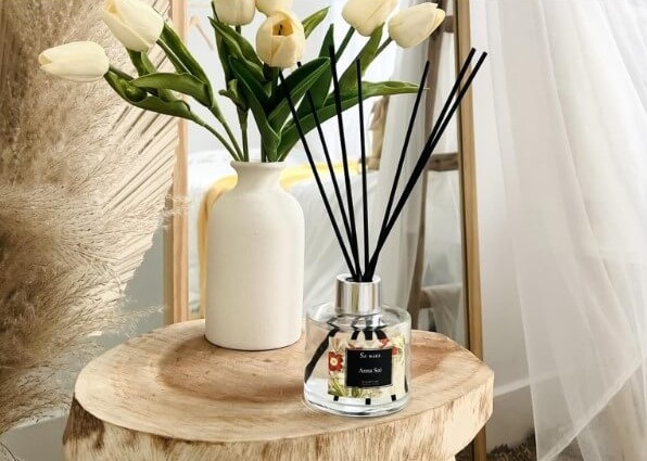 Dùng que khuếch tán tinh dầu để trang trí phòng ở, nơi làm việc