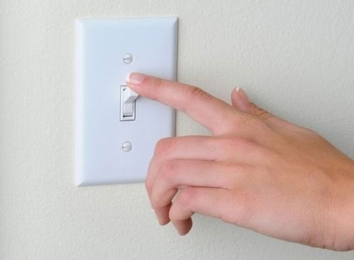 Cách bật điều hòa Sharp không cần điều khiển: Dùng cầu dao điện riêng