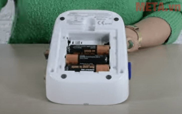 Lắp pin vào máy Omron HEM 8712